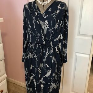 Gorgeous neutral blue print dress by Banana Rrpublic. Elastic waist.